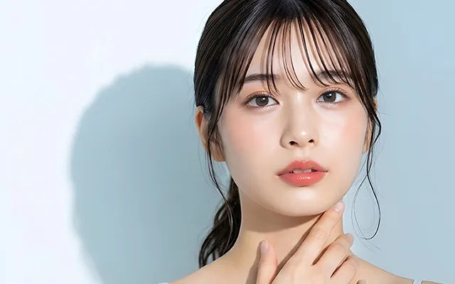 毛穴を気にする女性